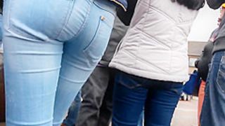 Teen's tight ass in jeans candid