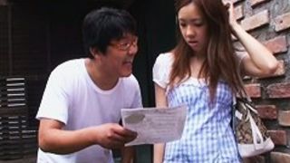 Spycam downblouse video of an Asian chick