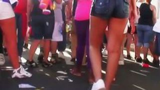 A sexy festival tanned babe gets followed by a skillful voyeur