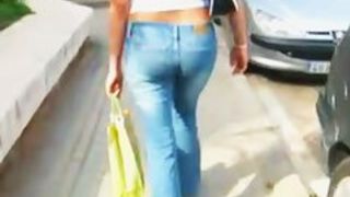 Bunny in tight jeans shakes her sexy ass in front of a voyeur