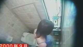 Hidden masturbation cam shoots girl rubbing cunt on bowl