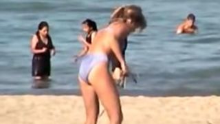 Candid bikini babe secretly voyeured on the beach 01r