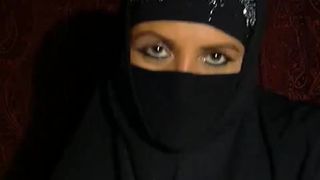 Webcam video shows a masked Arab milf masturbating