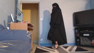 Musulmane seins nus en niqab et jilbab