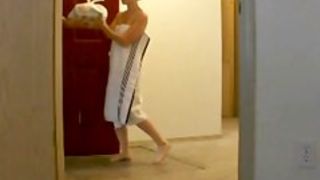 Amateurdrops her towel for a delivery guy
