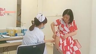 peeping chinese woman to go to the hospital for an injection.5
