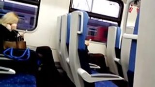 double blondys legs in train) Blondinen Beine im Zug)