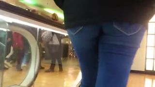 Nice fanny on escalator in a voyeur street candid clip