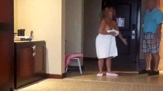 Busty mature woman flash pizza delivery guy