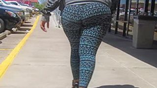 Big fat jiggly juicy booty in yoga pants