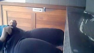 Chubby shaved pussy peeing