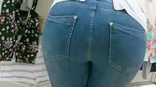 Candid round ass milf in jeans