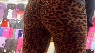 hidden cam! Sexy candid teen shows us her big ass in tight leopard leggings