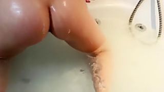 Watch my teen girlfriend having fun in stepdads bathtub - Cocopumpum