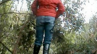 Mature woman piss in the bushes