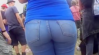 Chubby ass chick in tight blue jeans