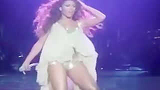 Beyonce dances in concert and her tits jiggle