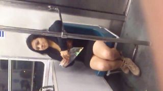 Pirenas de jovencita en el metro