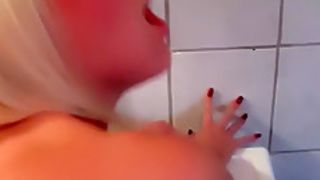 Amateur blonde sex vid shows me sucking my lover's dick