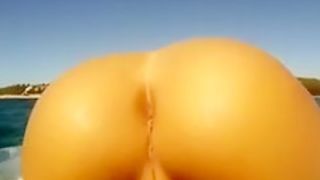 Very Hot Woman Flashes Nude Ass and Pussy at the Beach