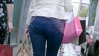 Candid ass walking in tight Levis jeans
