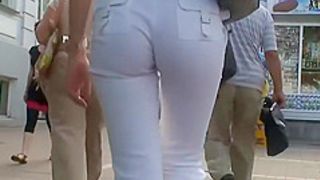 Jogging girl got a great bubbly ass