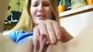 Amateur porn video shows slut dildoing her muff