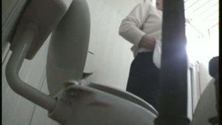 Mature lady with big, hot ass pissing in the toilet